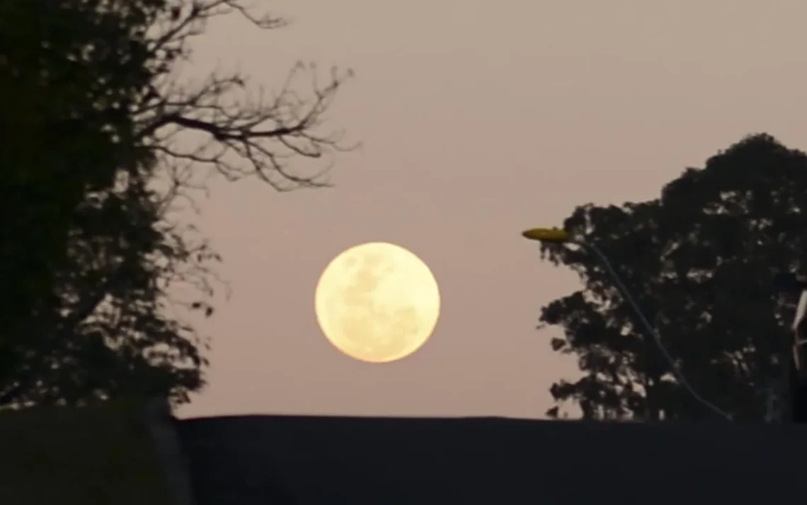 satélite noturno, fase lunar completa, astro natural brilhante