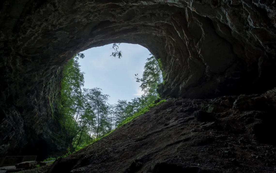 grutas, lapas, abismos;