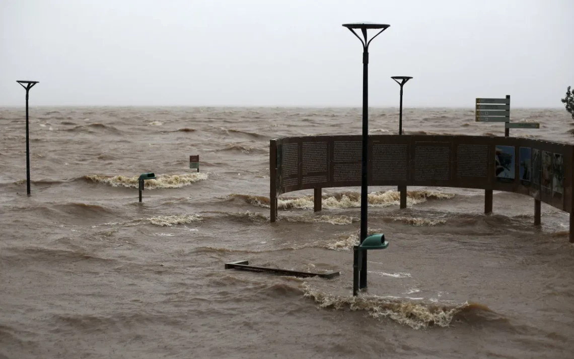 nível, de água, do lago Guaíba, water level;