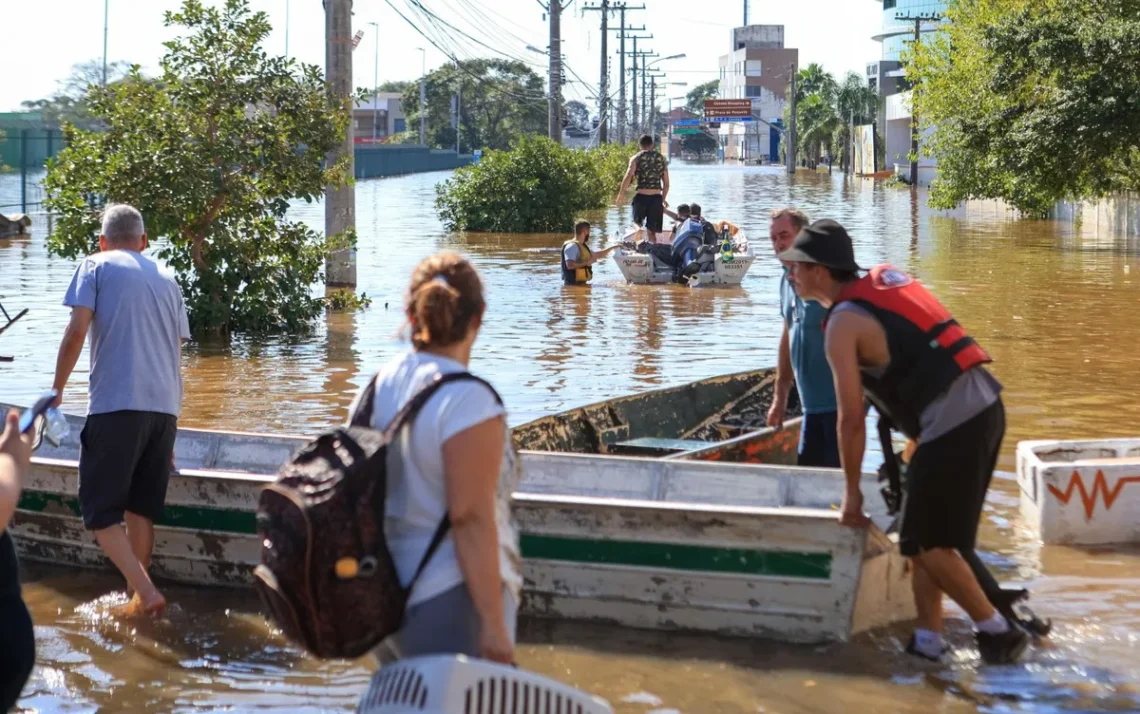 enchentes, inundações;