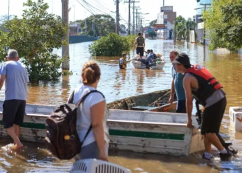 enchentes, inundações;