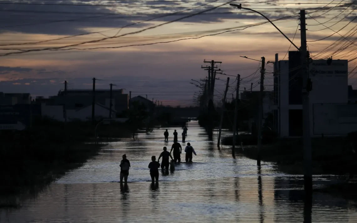 enchentes, cheias, alagamentos;