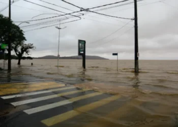 lago, níveis, elevados, inundações, catastróficas, áreas, em risco, pessoas, afetadas, desalojadas, em abrigos