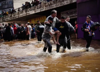 inundações, alagamentos;