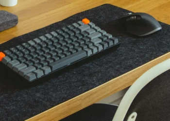 teclado, compacto, teclado, sem números, no canto, direito;