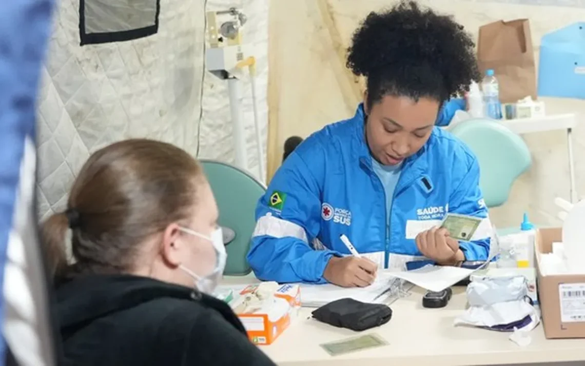 trabalhadores da saúde, especialistas de saúde, equipe médica, equipe de saúde;