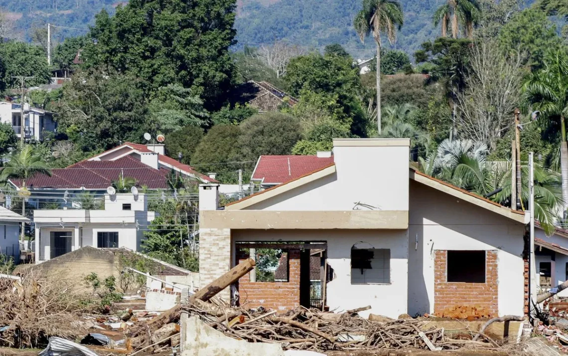 benefício, ajuda, auxílio;