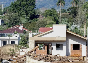 benefício, ajuda, auxílio;