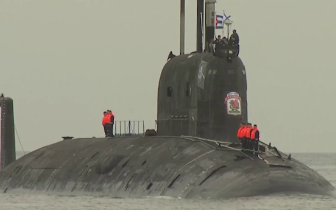 navio de guerra, submarino;