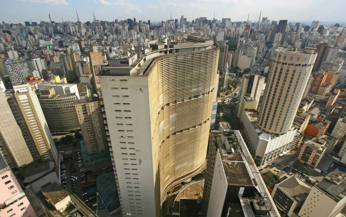 edifícios, construções, imóveis;