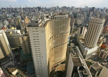 edifícios, construções, imóveis;