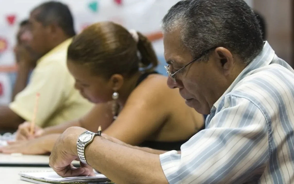 Pacto Nacional pela Superação do Analfabetismo e Qualificação da Educação de Jovens e Adultos;