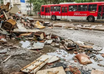 doença infecciosa febril aguda, contaminação, sintomas compatíveis;