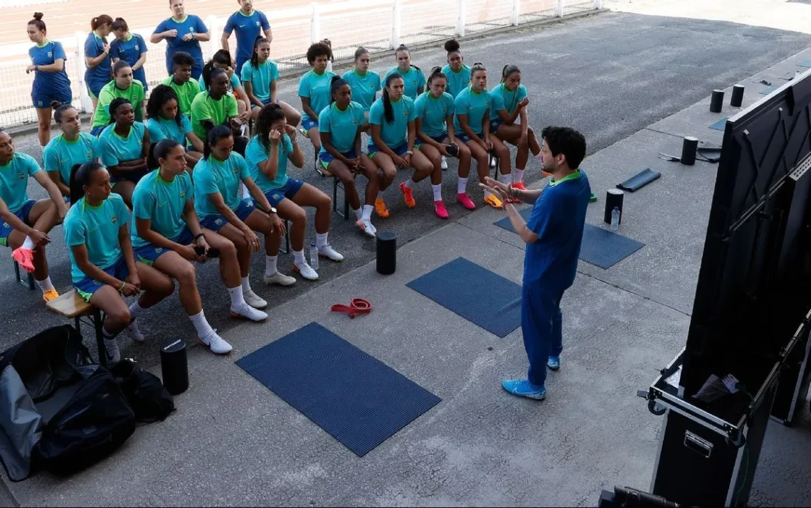 Seleção, Brasileira feminina, comandadas, de Arthur, Elias;