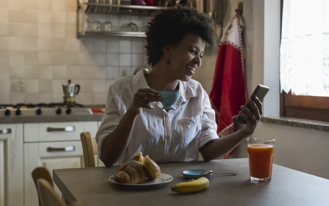 desjejum, refeição, refeição matinal, primeira comida, cafeína, café manhão, café da manhã, café matinal;