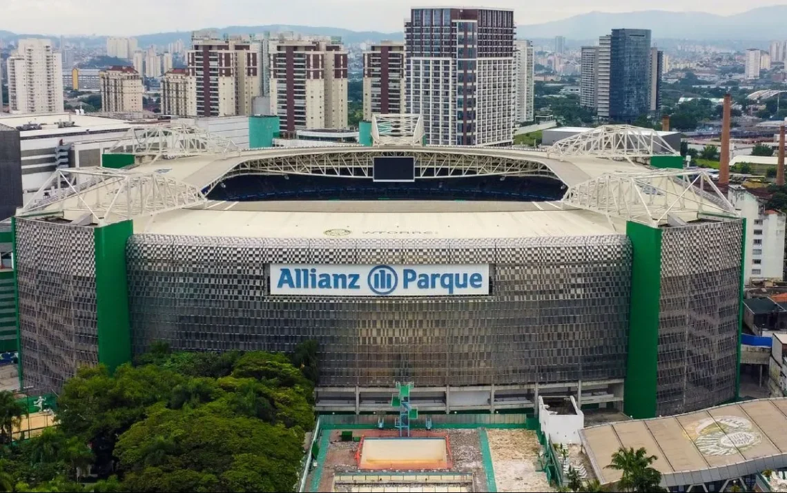 duelo decisivo, jogo importante, confronto clássico, enfrentamento crucial, partida significativa;