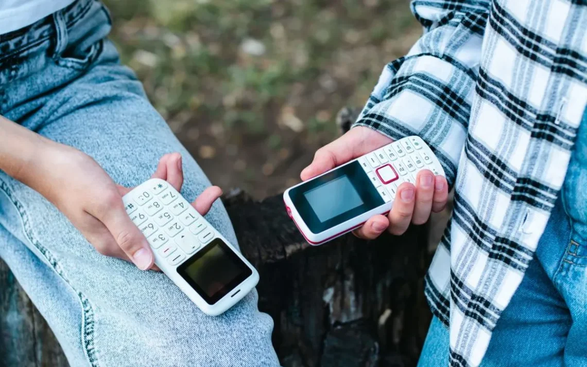 celulares básicos, celulares simples, telefones flip, telefones menos smart, dispositivos móveis tradicionais