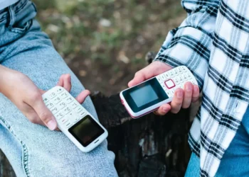 celulares básicos, celulares simples, telefones flip, telefones menos smart, dispositivos móveis tradicionais