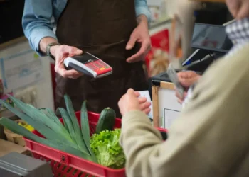 caixa de supermercado, atendente de caixa, funcionária de caixa;